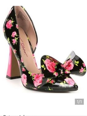 Betsey Johnson Nobble-P  Black Patent Pumps with Bow